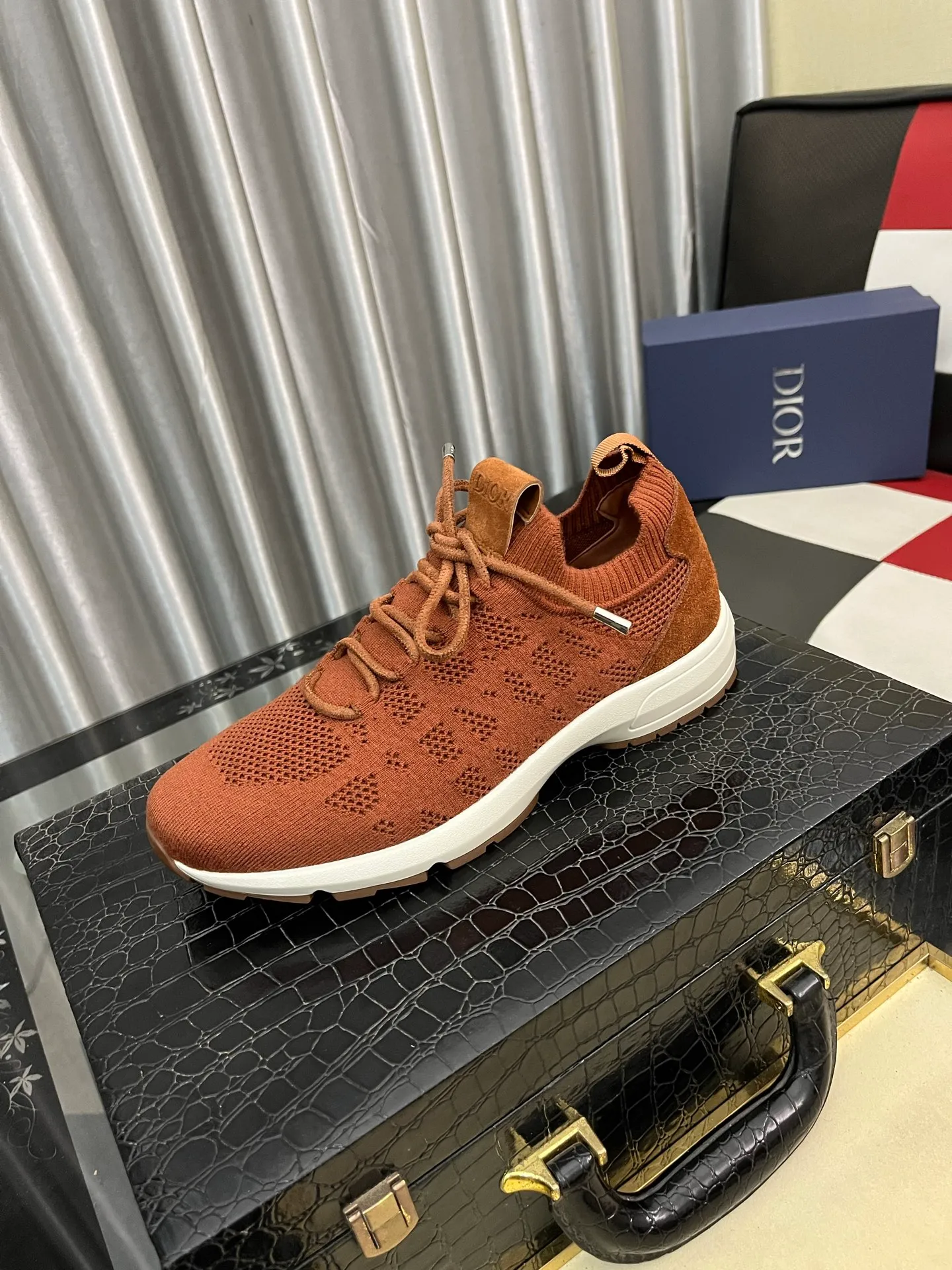 Men's shoes 💰: 400⌚️⌚️2025 new Dior fly-knit breathable casual men's shoes are on the market, original order, impeccable, the upper is made of imported fly-knit, and the original outsole is made one to one quarter. It is super comfortable on the feet. It is a must-buy pair of shoes. Available in sizes 38-446️⃣